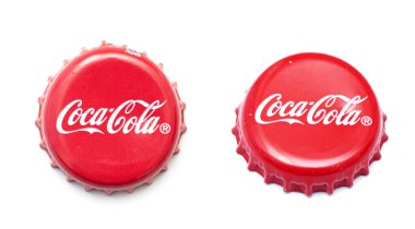 Kullanılmış, hasarlı klasik Coca Cola kapağı beyaza izole edilmiş. 23 Haziran 2021 'de Berlin' de kola kapaklarının üst ve yan görüntüsü