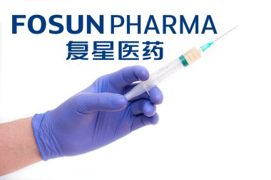 BERLIN - 23 Haziran 2021 'de Almanya' da Fosun Eczacılık logosu ve şırıngayla şırınga tutan bir doktor Berlin 'de beyaza izole edilmiş bir aşı