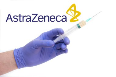 BERLIN - 23 Haziran 2021 'de Almanya' da AstraZeneca logotype ve şırıngayla şırıngayı tutan bir doktor, aşıyı beyaza izole etti.