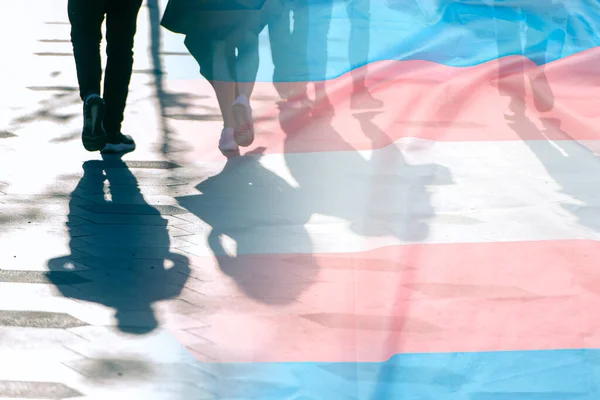 Bandeira Transgênero Sombras Silhuetas Pessoas Uma Estrada Quadro Conceitual Sobre — Fotografia de Stock