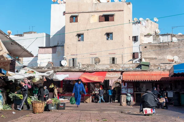 Casablanca Dec 12月28日 カサブランカの人々と伝統的なモロッコ料理通り市場としての小都市広場 2017年モロッコ — ストック写真