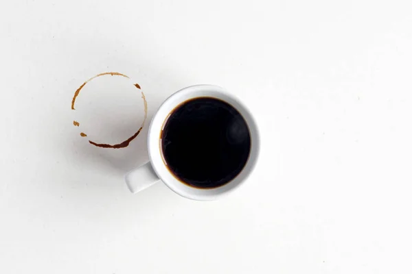 コーヒーのモックアップ 黒っぽい表面にエスプレッソやアメリカーノホットコーヒーとホワイトセラミックマグカップ テーブル — ストック写真