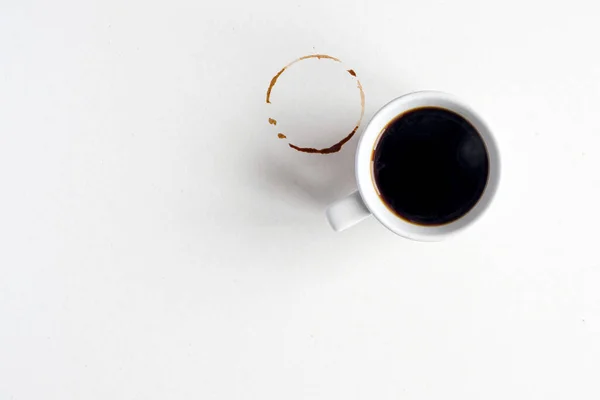 コーヒーのモックアップ 黒っぽい表面にエスプレッソやアメリカーノホットコーヒーとホワイトセラミックマグカップ テーブル — ストック写真