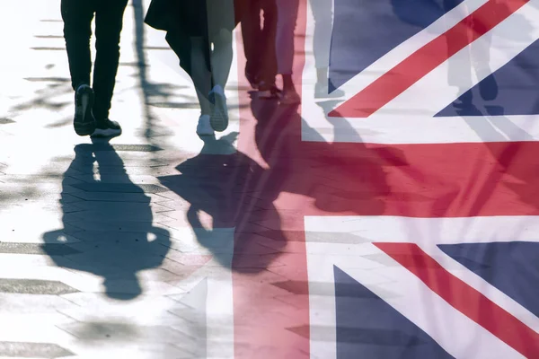 Schaduwen Van Mensen Britse Vlaggen Burgers Van Groot Brittannië — Stockfoto