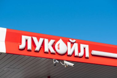 Lukoil logosu, 11 Mayıs 'ta Moskova' daki Lukoil benzin istasyonunda. Rusya 'da 2021
