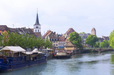 Sıcak yaz günü Fransız geleneksel mimarisi ile Strasbourg 'un muhteşem panoramik manzarası. Fransa, Alsace