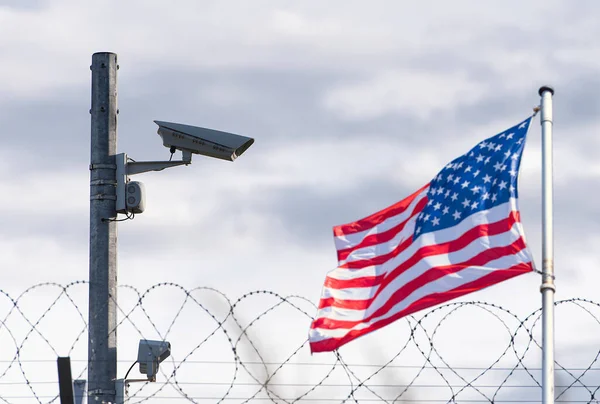 ABD sınırı, güvenlik kamerası, dikenli tel ve ABD bayrağı, konsept resim
