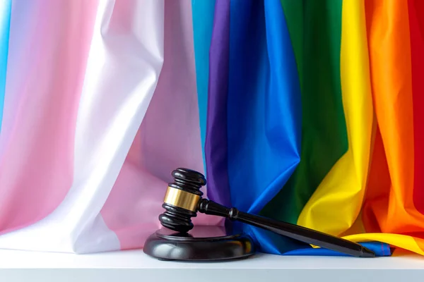 Juíza Martelo Madeira Arco Íris Bandeiras Transgêneros Como Símbolo Tolerância — Fotografia de Stock