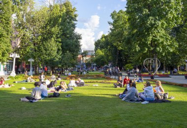 24 Temmuz, sıcak güneşli bir günde Moskova Hermitage Garden veya Hermitage Park 'ta insanlar dinleniyor. Rusya 'da 2021.