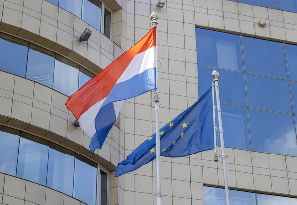 Nederländernas Och Europeiska Unionens Flaggstänger Vinkar Blåsiga Dagar Nederländerna Och — Stockfoto
