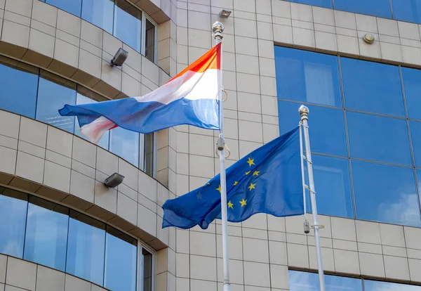 Nederländernas Och Europeiska Unionens Flaggstänger Vinkar Blåsiga Dagar Nederländerna Och — Stockfoto