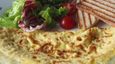 Kızarmış omlet, tost, domates ve sebzelerle yakın çekim. Avrupai kahvaltı, üst manzara