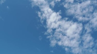 Mavi gökyüzünün panoramik görüntüsü ve arka plan olarak bulutlar. Derin mavi gökyüzü manzarası