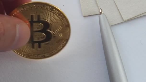 Zakenman Met Crypto Valuta Bitcoin Bit Coin Als Symbool Van — Stockvideo