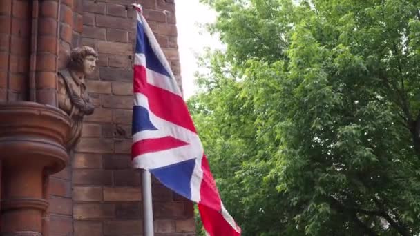 Σημαία Του Ηνωμένου Βασιλείου Κυματίζει Δίπλα Στην Αγγλικανική Καθολική Εκκλησία — Αρχείο Βίντεο