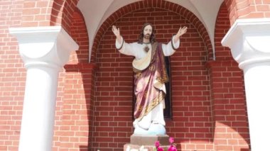 İsa 'nın heykeli Catolic kilisesinin önünde. Yüce İsa heykelciği. Video 4k çözünürlüğü