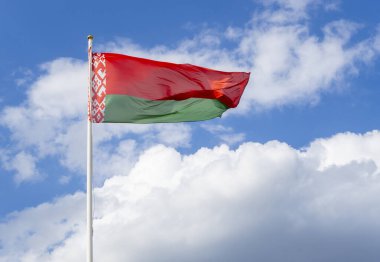 Beyaz Rusya bayrağı mavi gökyüzünde dalgalanıyor
