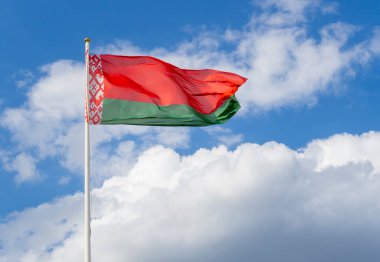Beyaz Rusya bayrağı mavi gökyüzünde dalgalanıyor