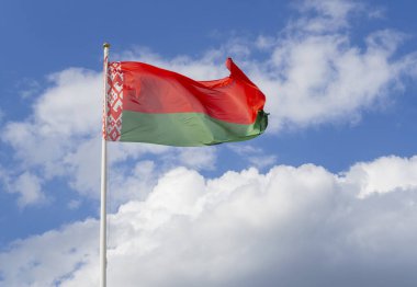 Beyaz Rusya bayrağı mavi gökyüzünde dalgalanıyor