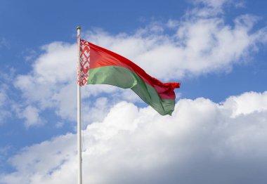 Beyaz Rusya bayrağı mavi gökyüzünde dalgalanıyor