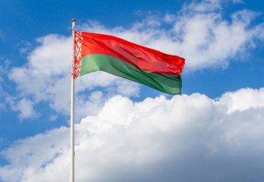 Beyaz Rusya bayrağı mavi gökyüzünde dalgalanıyor