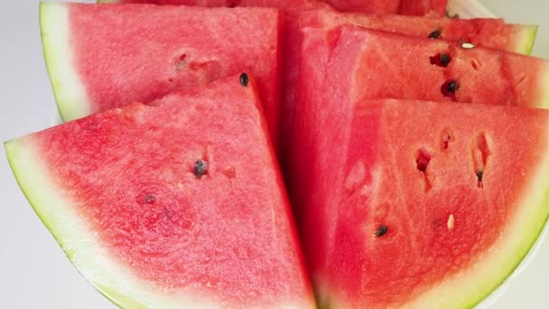 Vit Platta Med Skivor Mogen Vattenmelon Saftmassa Röd Söt Vattenmelon — Stockvideo