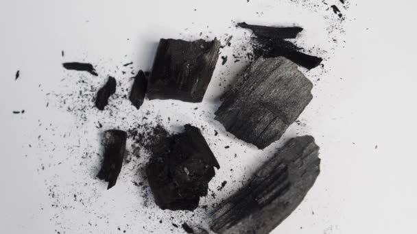 Vídeo Estático Carvão Poeira Suja Heap Carvão Madeira Sobre Fundo — Vídeo de Stock