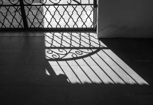 Rede Grelha Frente Luz Sol Silhueta Sombra Cerca Ferro Textura — Fotografia de Stock