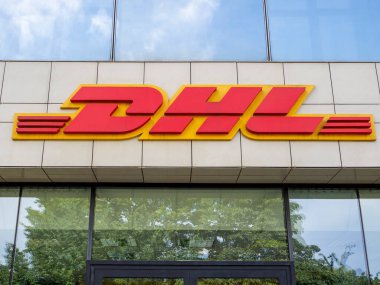 MINSK - DHL logotype, Minsk 'teki DHL ofisine giriş, Ağustos 01. 2021 Belarus 'ta