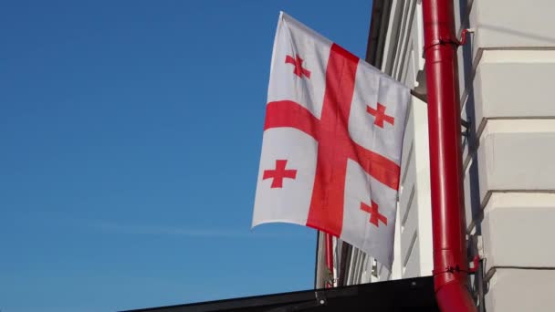 Bandeira Geórgia Fachada Edifício Bandeira Georgiana Acenando Durante Dia Ensolarado — Vídeo de Stock