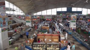 MINSK - 30 Temmuz: Komarovka veya Komarovskiy pazarı içeride. 30 Temmuz 'da Minsk' teki ana marketteki insanlar. 2021 Belarus 'ta