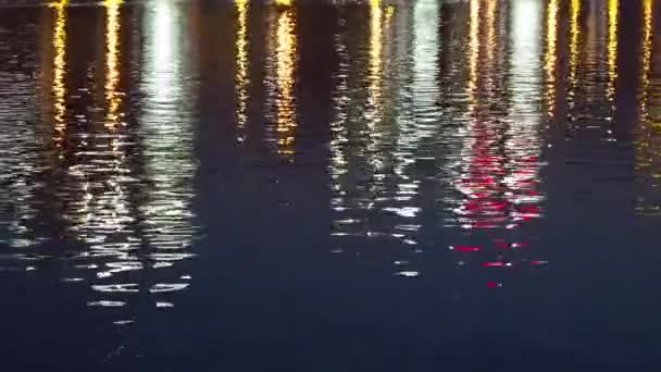 Superficie Agua Con Luces Ciudad Luz Desenfocada Borrosa Río Con — Vídeo de stock