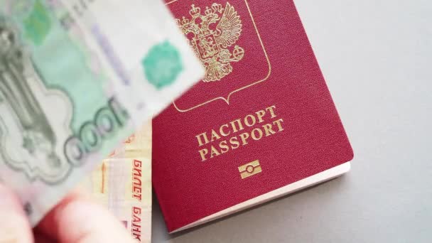 Dinero Ruso Pasaporte Escritorio 1000 5000 Billetes Rusos Portada Pasaporte — Vídeos de Stock