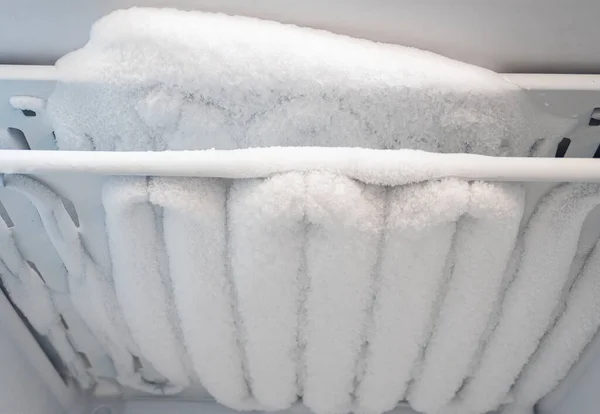 Close Congelador Aberto Com Gelo Neve Congelador Antes Descongelar Prateleiras — Fotografia de Stock