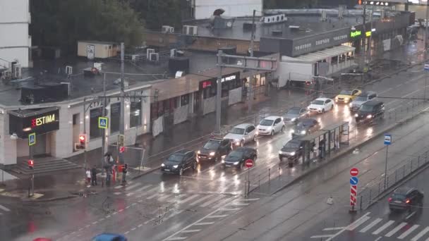 Moskw Aug Deszcz Mieście Ludzie Samochody Życie Miasta Deszczowe Dni — Wideo stockowe