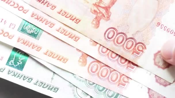 Russisches Geld Und Reisepass Auf Einem Schreibtisch 1000 Und 5000 — Stockvideo