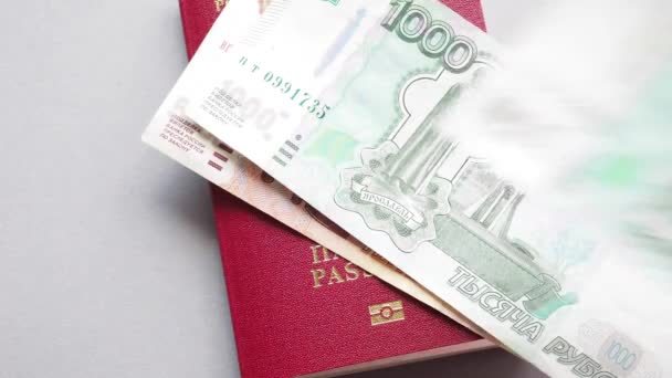 Russisches Geld Und Reisepass Auf Einem Schreibtisch 1000 Und 5000 — Stockvideo