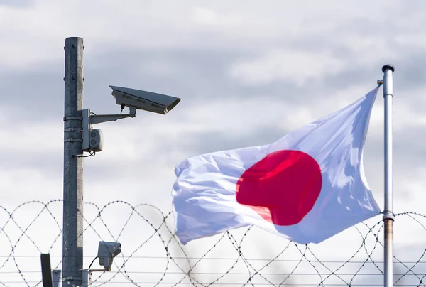 Япония Граница Японией Посольство Камера Наблюдения Колючая Проволока Флаг Японии — стоковое фото
