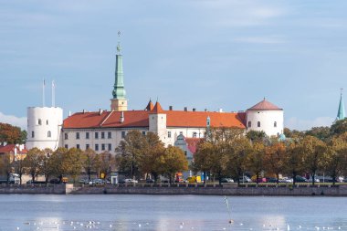 Riga Kalesi 'nin panoramik manzarası ya da Letonya Başkanı' nın resmi ikametgahı olarak bilinen Rigas Pils. Riga 'da sonbahar günü. Eski kasaba ve Daugava nehri