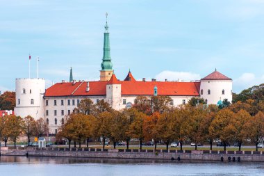 Riga Kalesi 'nin panoramik manzarası ya da Letonya Başkanı' nın resmi ikametgahı olarak bilinen Rigas Pils. Riga 'da sonbahar günü. Eski kasaba ve Daugava nehri