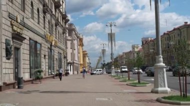 30 Temmuz 'da Independence Bulvarı, Minsk' ın ana caddesinde yürüyen insanlar. 2021 Belarus 'ta