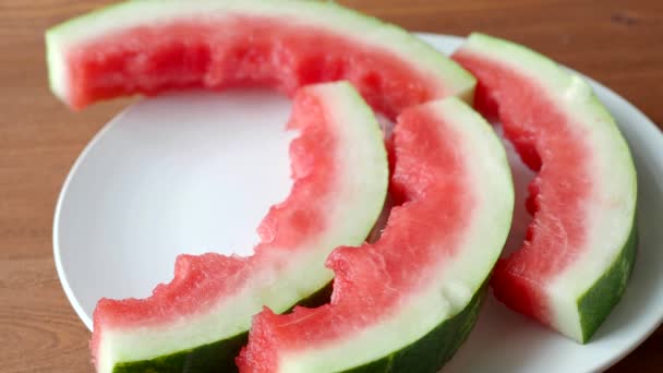 Wassermelonenschalen Auf Weißem Keramikteller Mann Legt Wassermelonenscheiben Rinde Auf Den — Stockvideo