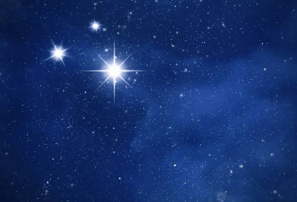 Gece yıldızlı gökyüzü. Derin uzayda parlak kutup yıldızları, arkaplan olarak karanlık gökyüzünde takımyıldızları