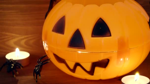 Glödande Plast Pumpa Leksak Som Dekoration Ett Rum För Halloween — Stockvideo