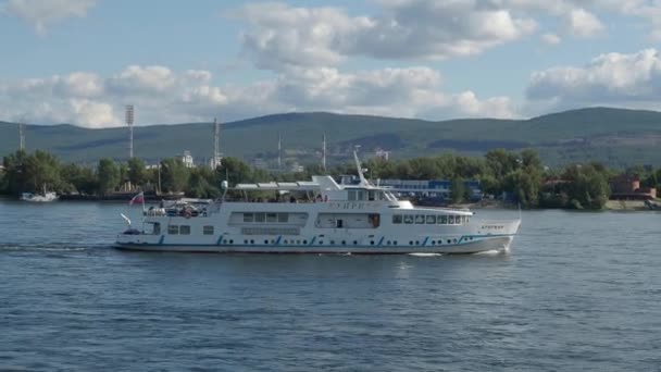 Krasnoyarsk Aug Hajó Kupriyan Hajó Utasokkal Yenisey Folyón Nyári Napszakban — Stock videók