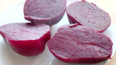 Haşlanmış pancarın yakın çekimi, bir tabakta buharla kesilmiş pancar, video 4k çözünürlüğü