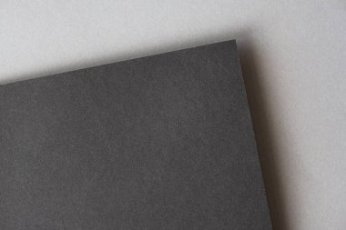 Gri rengin üstündeki siyah çarşaf. Metin ve üst görünüm için alanı olan iki boş karton çarşaf.