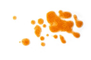 Kırmızı biber sosu damlaları, yakın çekim noktaları, beyaz arkaplanda izole edilmiş su damlaları, üst manzara.