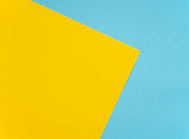 Parlak sarı ve mavi çarşaflar, renkli boş kartonlar doku ya da arkaplan olarak, metin için boşluk, üst görünüm