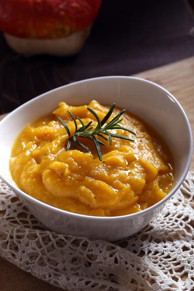 Cadılar Bayramı, sarımsak ve biberiye ile turuncu kavrulmuş Hokkaido kabak püresi